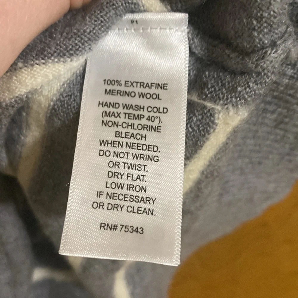Jones New York Large 100% Extra Fine Merino Wool Gray and White Good Condition